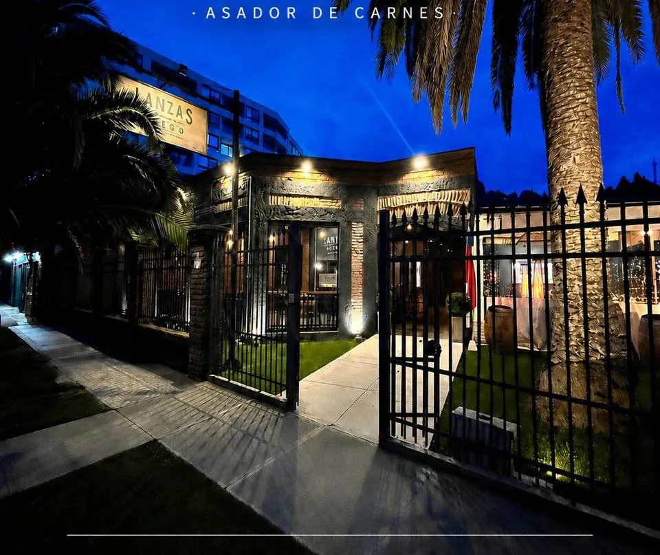 La casona de Carrera 171 de noche, vista desde la reja.