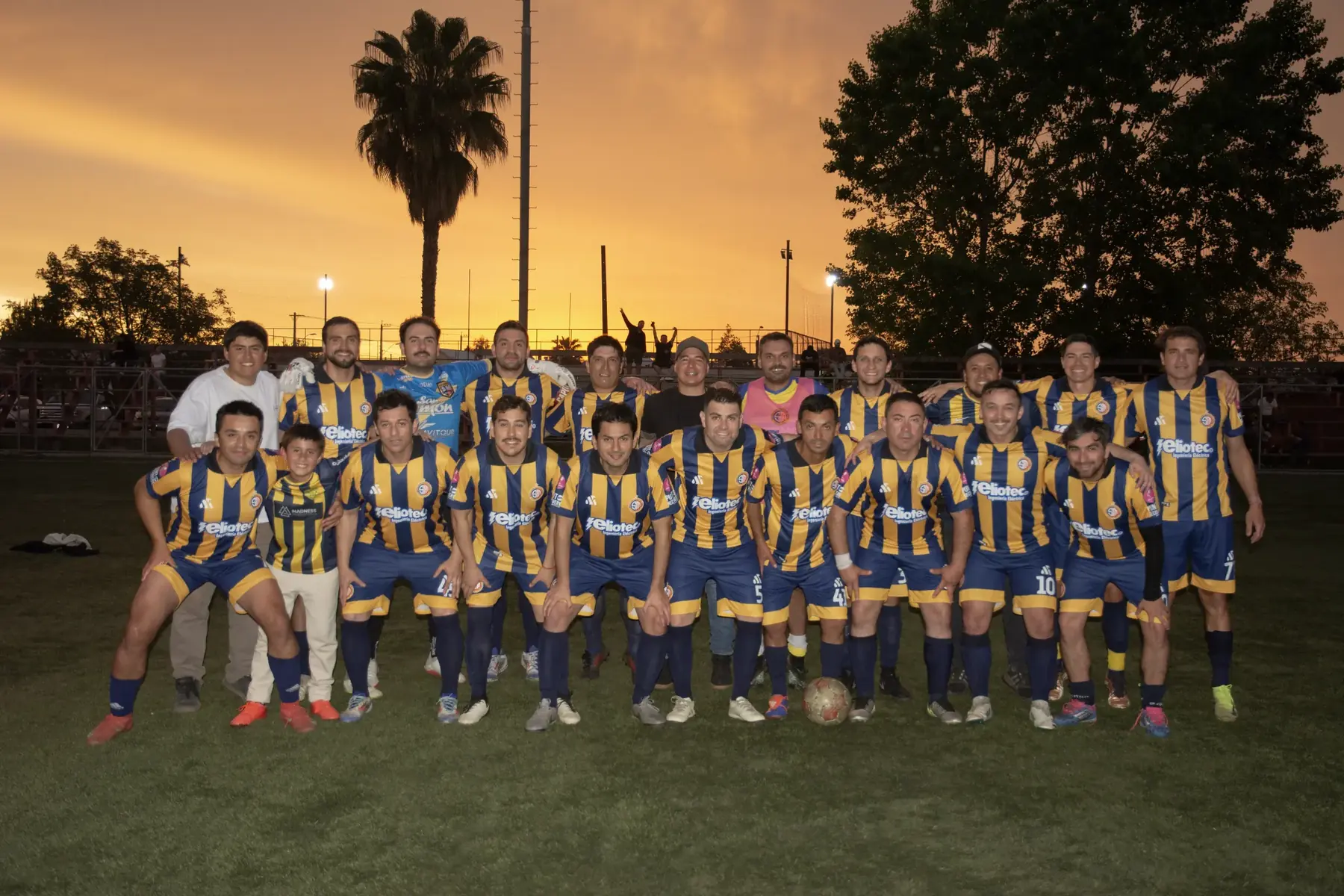 Formación completa del plantel en la cancha, antes de un partido.